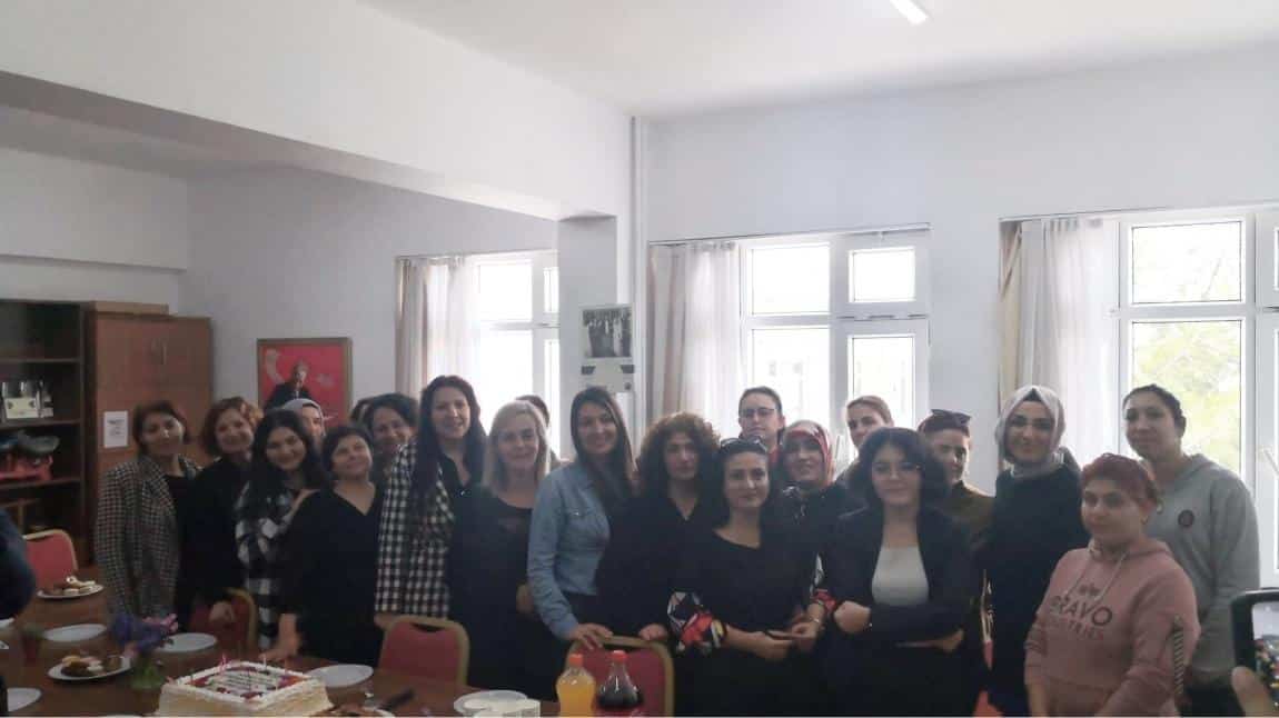 Okul Müdüremizden Kadın Öğretmenlerimizin 8 Mart Dünya Kadınlar Gününü Kutladı